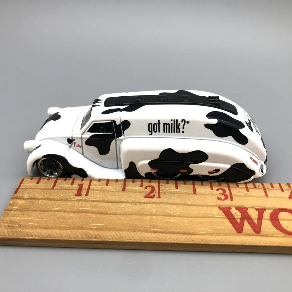 Jada Dub City 1939 '39 Dodge Airflow Tanker Got Milk White & Black‎ Diecast 1/64